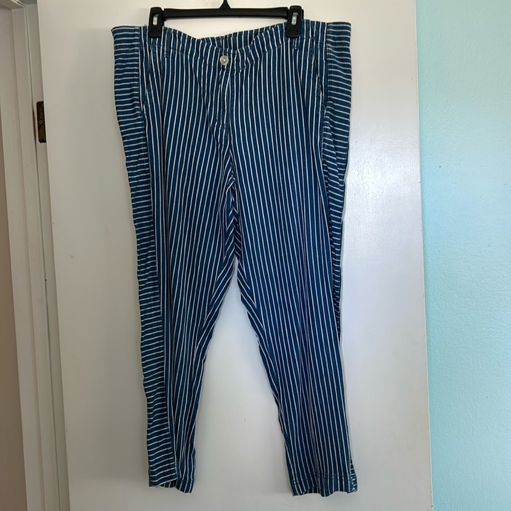 Tommy Bahama ankle pant size medium striped with opposing stripes down the leg